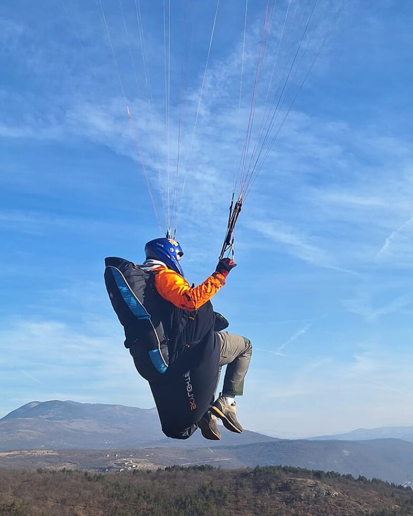 paraglajding klub drvar, detalj sa leta iznad brine i titove pecine u drvaru